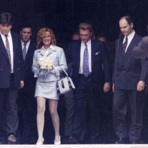 Archives - Laeticia Hallyday et Johnny Hallyday à la sortie de la mairie de Neuilly-sur-Seine, le 25 mars 1996.