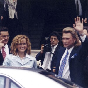 Archives - Laeticia Hallyday et Johnny Hallyday à la sortie de la mairie de Neuilly-sur-Seine, le 25 mars 1996.