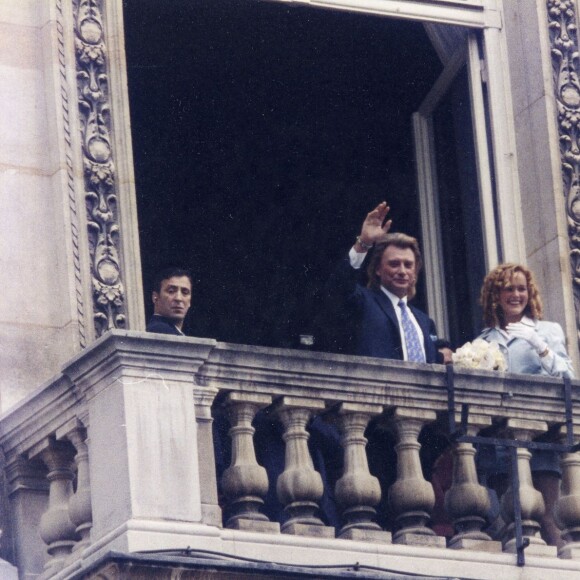 Archives - Laeticia Hallyday et Johnny Hallyday à la sortie de la mairie de Neuilly-sur-Seine, le 25 mars 1996.