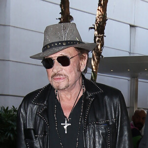 Après son 75e concert, Johnny Hallyday arrive en famille avec sa femme Laeticia et ses filles Jade et Joy à l'aéroport de Los Angeles en provenance de Paris le 29 mars 2016.