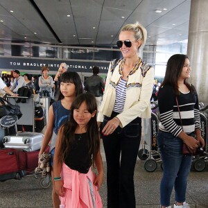 Laeticia Hallyday est accueillie par ses filles Jade et Joy à son arrivée à l'aéroport de Los Angeles le 15 mai 2016.