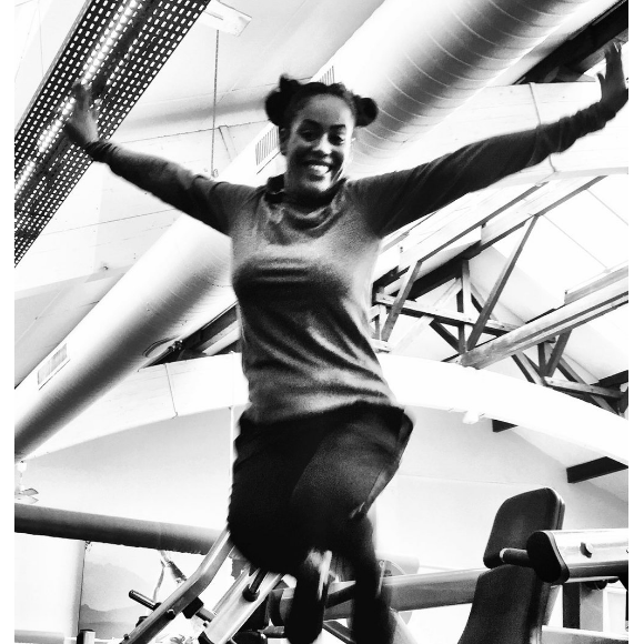 La jeune maman Amel Bent s'est mise au sport ! Avril 2016.