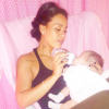 Amel Bent et son bébé. La chanteuse a posté une photo d'elle et son enfant sur Twitter pour la fête des mères. Mai 2016.