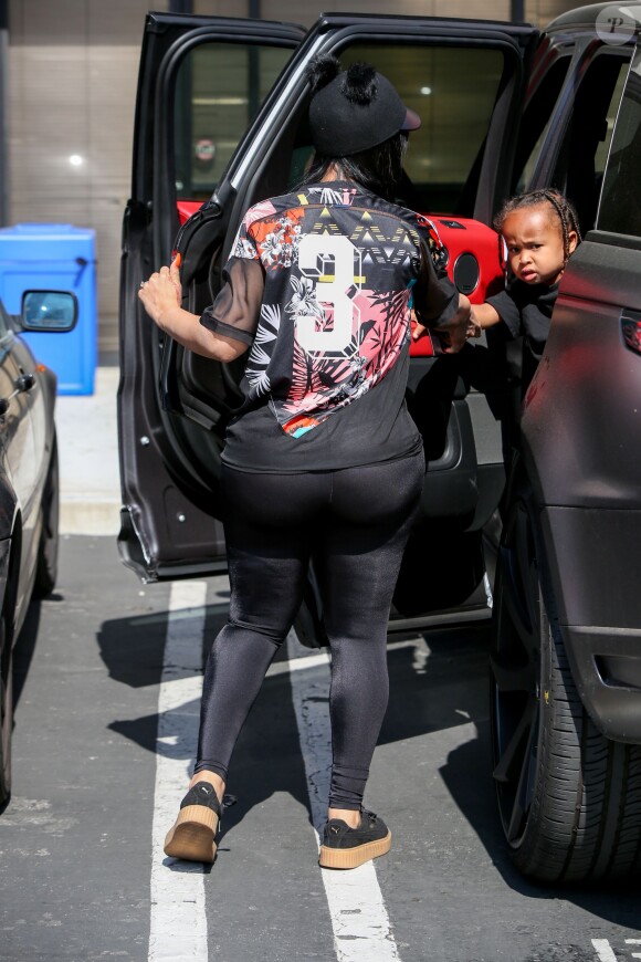 Rob Kardashian, sa fiancée enceinte Blac Chyna et son fils King Cairo arrivent dans les studios d'enregistrement de l'émission de télé-réalité familiale Keeping Up with the Kardashians à Los Angeles, le 24 mai 2016