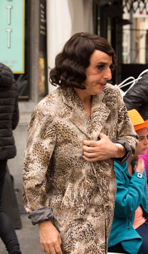 Exclusif - Yvan Attal joue le rôle d'un travesti avec Sabine Azéma, sur le tournage du film "Raid Dingue", à Bruxelles, réalisé par Dany Boon. La scène se déroule lors d'une gay pride. Belgique, Bruxelles, 22 avril 2016