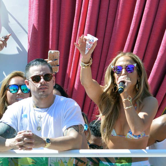 Jennifer Lopez et son compagnon Casper Smart s'amusent au Beachclub 'Carnival Del Sol' à Las Vegas , le 29 mai 2016