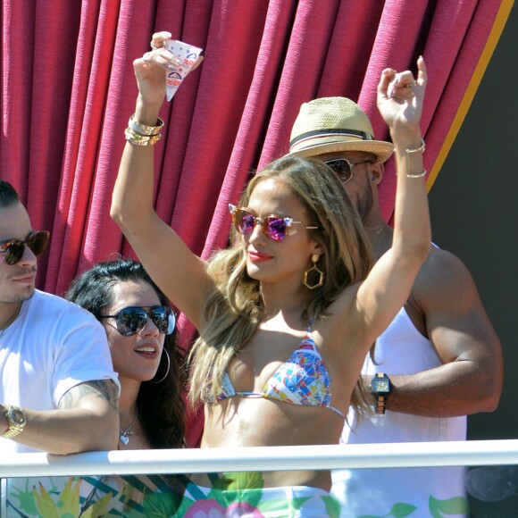 Jennifer Lopez et son compagnon Casper Smart s'amusent au Beachclub 'Carnival Del Sol' à Las Vegas , le 29 mai 2016