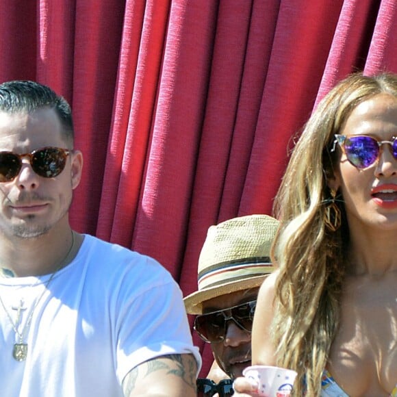 Jennifer Lopez et son compagnon Casper Smart s'amusent au Beachclub 'Carnival Del Sol' à Las Vegas , le 29 mai 2016