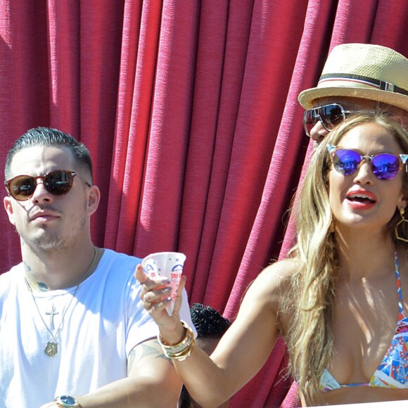 Jennifer Lopez et son compagnon Casper Smart s'amusent au Beachclub 'Carnival Del Sol' à Las Vegas , le 29 mai 2016