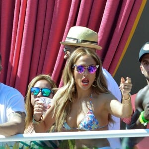 Jennifer Lopez et son compagnon Casper Smart s'amusent au Beachclub 'Carnival Del Sol' à Las Vegas , le 29 mai 2016