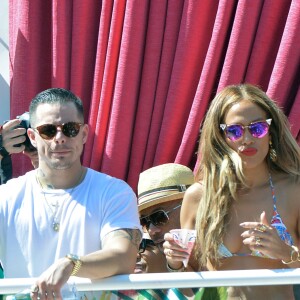 Jennifer Lopez et son compagnon Casper Smart s'amusent au Beachclub 'Carnival Del Sol' à Las Vegas , le 29 mai 2016