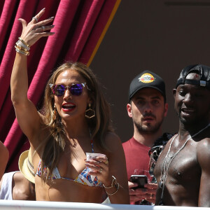 Jennifer Lopez et son compagnon Casper Smart s'amusent au Beachclub 'Carnival Del Sol' à Las Vegas , le 29 mai 2016