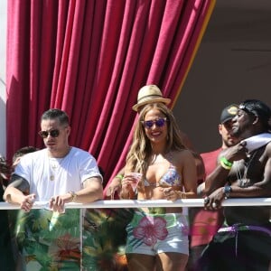 Jennifer Lopez et son compagnon Casper Smart s'amusent au Beachclub 'Carnival Del Sol' à Las Vegas , le 29 mai 2016