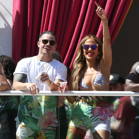 Jennifer Lopez et son compagnon Casper Smart s'amusent au Beachclub 'Carnival Del Sol' à Las Vegas , le 29 mai 2016