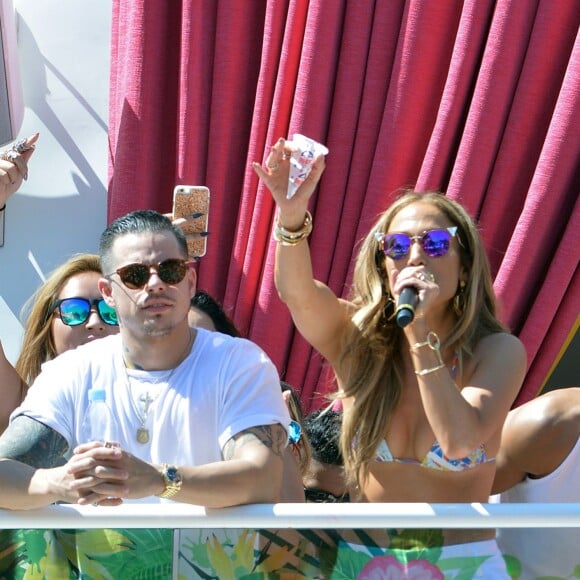 Jennifer Lopez et son compagnon Casper Smart s'amusent au Beachclub 'Carnival Del Sol' à Las Vegas , le 29 mai 2016