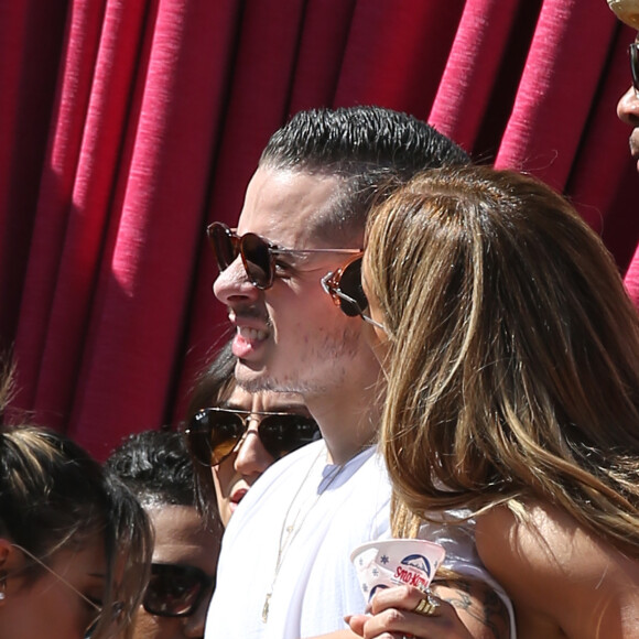 Jennifer Lopez et son compagnon Casper Smart s'amusent au Beachclub 'Carnival Del Sol' à Las Vegas , le 29 mai 2016