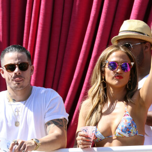 Jennifer Lopez et son compagnon Casper Smart s'amusent au Beachclub 'Carnival Del Sol' à Las Vegas , le 29 mai 2016