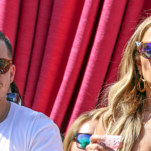 Jennifer Lopez et son compagnon Casper Smart s'amusent au Beachclub 'Carnival Del Sol' à Las Vegas , le 29 mai 2016