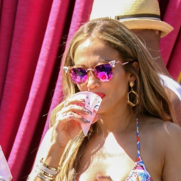 Jennifer Lopez et son compagnon Casper Smart s'amusent au Beachclub 'Carnival Del Sol' à Las Vegas , le 29 mai 2016