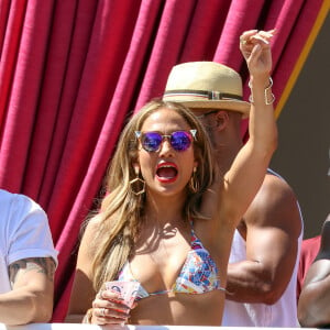 Jennifer Lopez et son compagnon Casper Smart s'amusent au Beachclub 'Carnival Del Sol' à Las Vegas , le 29 mai 2016