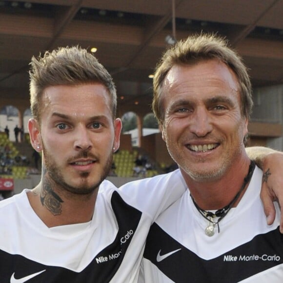 Le chanteur M. Pokora et David Ginola lors d'un match de foot caritatif à Monaco le 2 août 2011. Le chanteur fait partie de ceux qui ont sauvé la vie de l'ancien joueur du PSG lors du malaise cardiaque dont il a été victime en mai 2016.