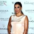 Eva Longoria lors du photocall pour le dîner du Global Gift Gala organisé dans le cadre du 69 ème Festival International du Film de Cannes sur la terrasse du Palais des Festivals à l'espace Mouton Cadet le 13 mai 2016