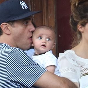 Bobby Cannavale et sa compagne Rose Byrn sont allés manger dans un restaurant avec leurs fils Rocco, âgé de 3 mois. New York, le 31 mai 2016