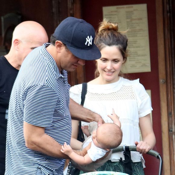 Bobby Cannavale et sa compagne Rose Byrn sont allés manger dans un restaurant avec leurs fils Rocco, âgé de 3 mois. New York, le 31 mai 2016
