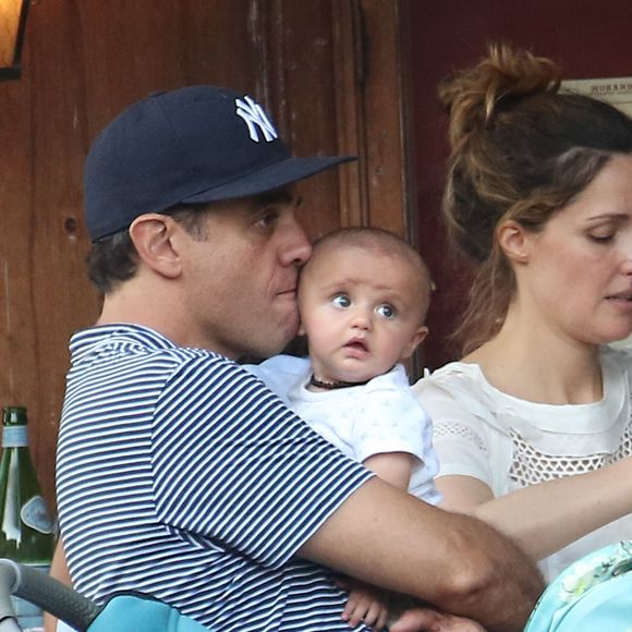 Bobby Cannavale et sa compagne Rose Byrn sont allés manger dans un restaurant avec leurs fils Rocco, âgé de 3 mois. New York, le 31 mai 2016