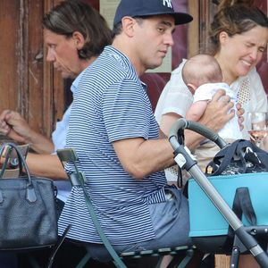 Bobby Cannavale et sa compagne Rose Byrn sont allés manger dans un restaurant avec leurs fils Rocco, âgé de 3 mois. New York, le 31 mai 2016