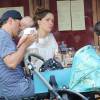 Bobby Cannavale et sa compagne Rose Byrn sont allés manger dans un restaurant avec leurs fils Rocco, âgé de 3 mois. New York, le 31 mai 2016