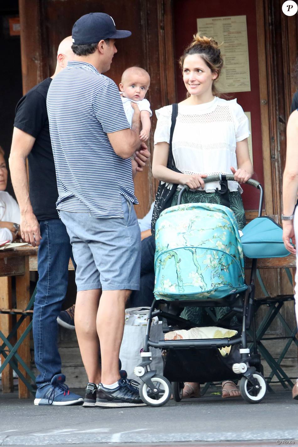 Bobby Cannavale Et Sa Compagne Rose Byrn Sont Alles Manger Dans Un Restaurant Avec Leurs Fils Rocco Age De 3 Mois New York Le 31 Mai 16 Purepeople