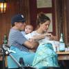 Bobby Cannavale et sa compagne Rose Byrn sont allés manger dans un restaurant avec leurs fils Rocco, âgé de 3 mois. New York, le 31 mai 2016