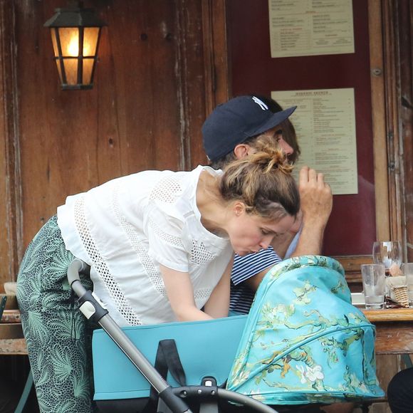 Bobby Cannavale et sa compagne Rose Byrn sont allés manger dans un restaurant avec leurs fils Rocco, âgé de 3 mois. New York, le 31 mai 2016