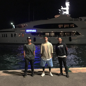 Justin Bieber sur le port de Saint-Tropez avec ses amis Nick DeMoura et Alfredo Flores. Photo publiée sur Instagram, le 1er juin 2016