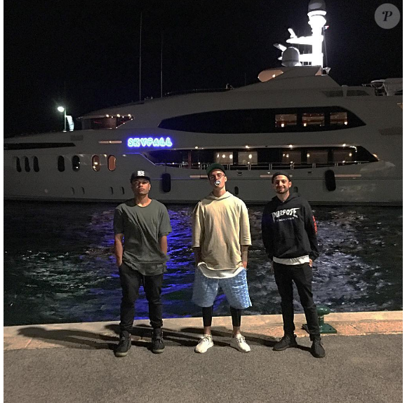 Justin Bieber sur le port de Saint-Tropez avec ses amis Nick DeMoura et Alfredo Flores. Photo publiée sur Instagram, le 1er juin 2016