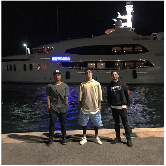 Justin Bieber sur le port de Saint-Tropez avec ses amis Nick DeMoura et Alfredo Flores. Photo publiée sur Instagram, le 1er juin 2016