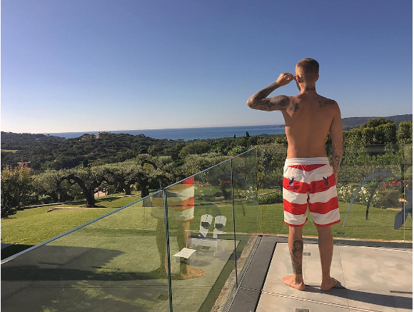 Justin Bieber prend la pose en maillot de bain lors de ses vacances à Saint-Tropez. Photo publiée sur Instagram, le 31 mai 2016