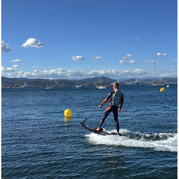 Justin Bieber s'initie au jetsurf lors de ses vacances à Saint-Tropez. Photo publiée sur Instagram, le 31 mai 2016