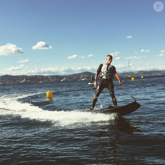Justin Bieber découvre le jetsurf lors de ses vacances à Saint-Tropez. Photo publiée sur Instagram, le 31 mai 2016