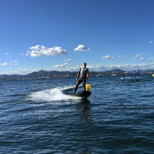 Justin Bieber s'initie au jetsurf lors de ses vacances à Saint-Tropez. Photo publiée sur Instagram, le 31 mai 2016