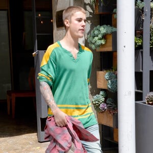 Justin Bieber se promène, les cheveux très courts, dans les rues de Los Angeles, le 20 mai 2016