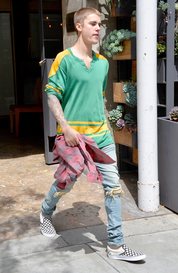 Justin Bieber se promène, les cheveux très courts, dans les rues de Los Angeles, le 20 mai 2016