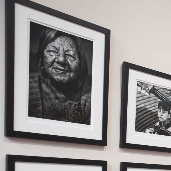 Exclusif - Illustration - Vernissage de l'exposition "Ames Grecques" de Nikos Aliagas à la galerie Photo 12 à Paris, au profit de l'International Foundation for Greece. Le 26 mai 2016 © Olivier Borde / Bestimage