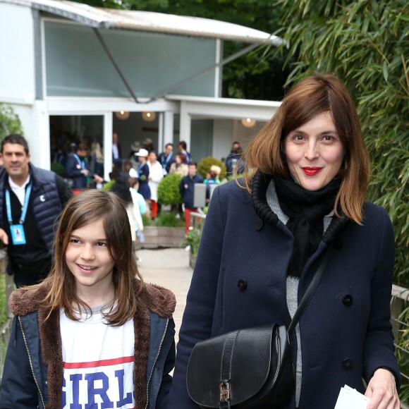 Valérie Donzelli, enceinte, et sa fille Rebecca au village des Internationaux de France de tennis à Roland-Garros à Paris 4 juin 2016. © Dominique Jacovides / Bestimage