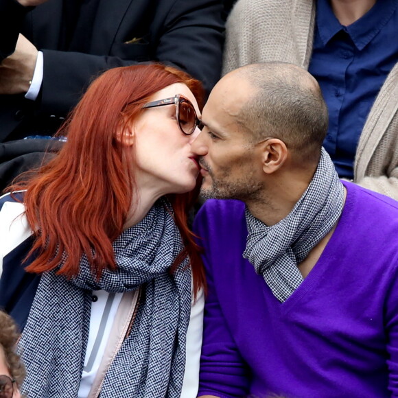 Audrey Fleurot et son compagnon Djibril Glissant s'embrassent dans les tribunes des internationaux de France de Roland Garros à Paris le 4 juin 2016. © Moreau - Jacovides / Bestimage