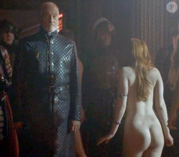 Josephine Gillan, de dos, face à Charles Dance dans "Game of Thrones".