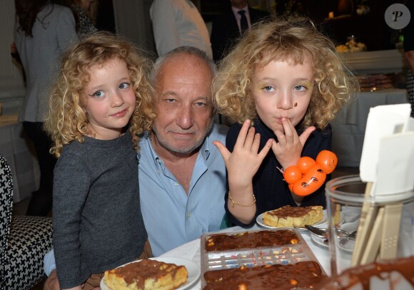 Exclusif - François Berléand avec ses jumelles, Adèle et Lucie, lors d'un goûter de Pâques Tout Chocolat à l'Hôtel de Vendôme à Paris le 9 avril 2014.