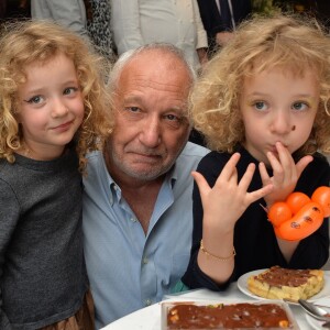 Exclusif - François Berléand avec ses jumelles, Adèle et Lucie, lors d'un goûter de Pâques Tout Chocolat à l'Hôtel de Vendôme à Paris le 9 avril 2014.