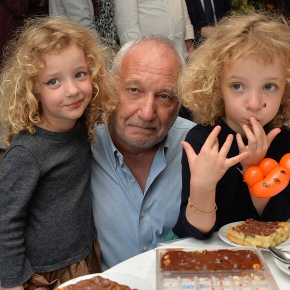 Exclusif - François Berléand avec ses jumelles, Adèle et Lucie, lors d'un goûter de Pâques Tout Chocolat à l'Hôtel de Vendôme à Paris le 9 avril 2014.